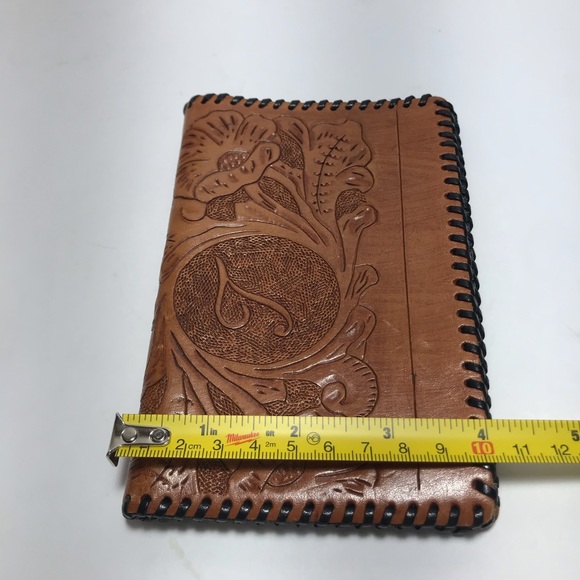 Handmade Embossed Tooled Tan Leather Bifold Flat Wallet - Picture 12 of 12